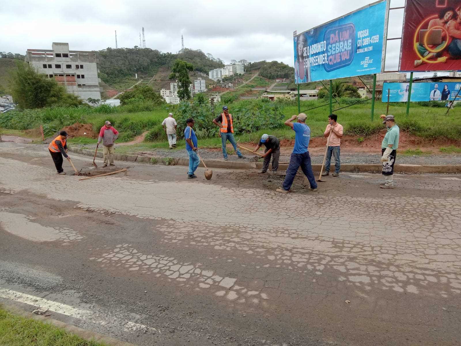 Prefeitura de Viçosa realiza operação tapa buracos na rotatória do Mineirão