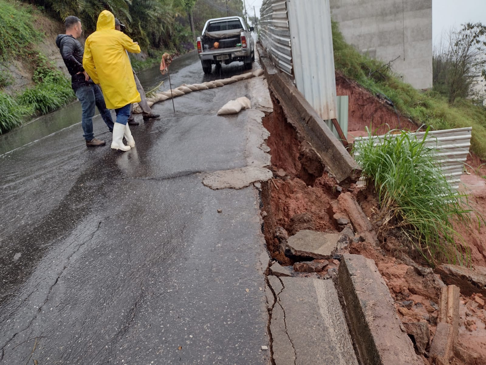 Chuvas causam desmoronamento na Geninho Lentini, em Viçosa