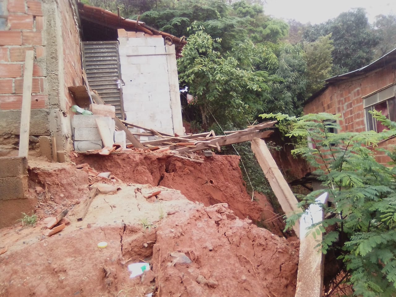 Chuvas das últimas horas derrubaram um muro e parte da varanda de um imóvel em Viçosa
