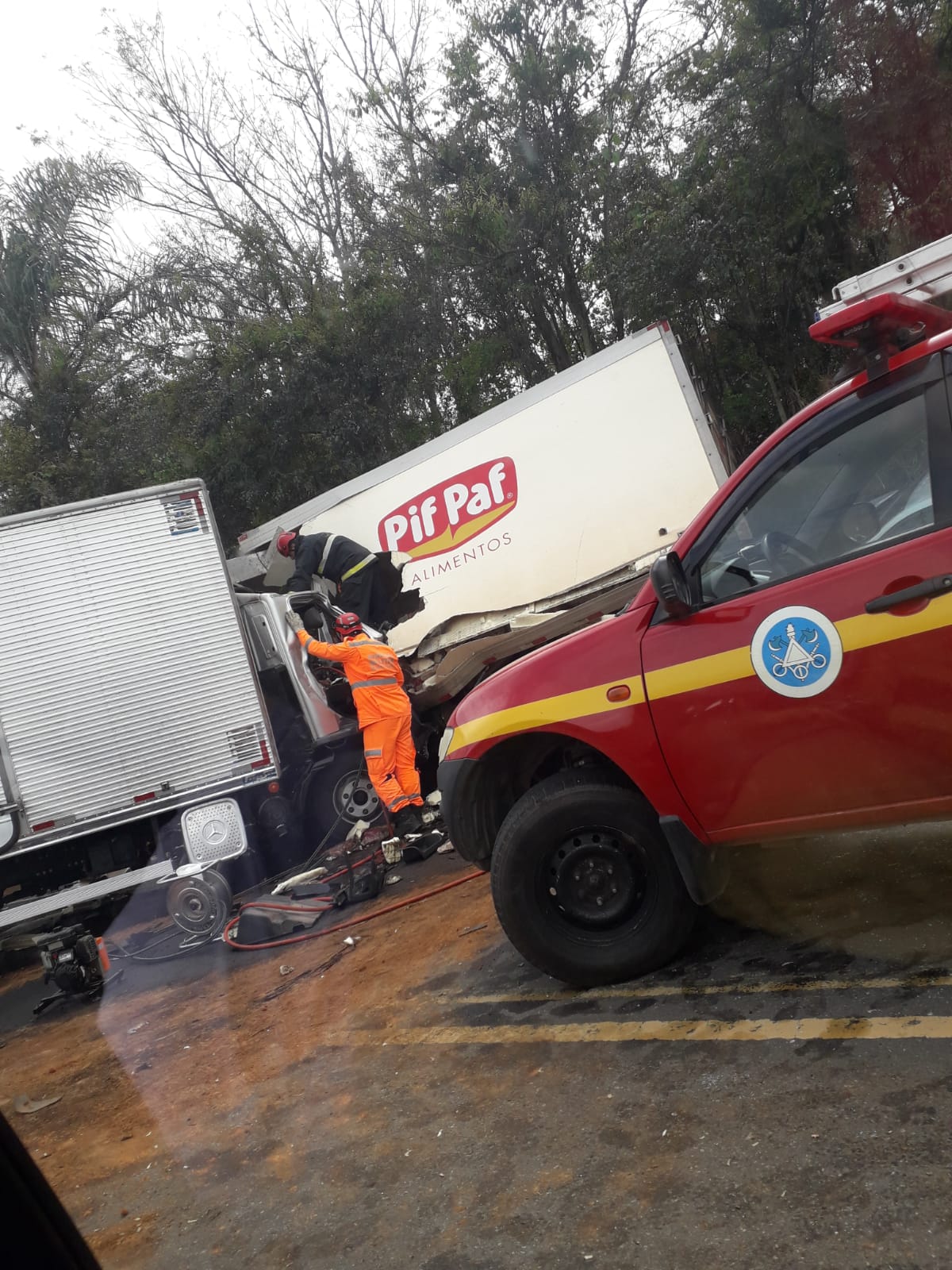 Um motorista morreu e outro ficou gravemente ferido em colisão entre caminhões na BR-120