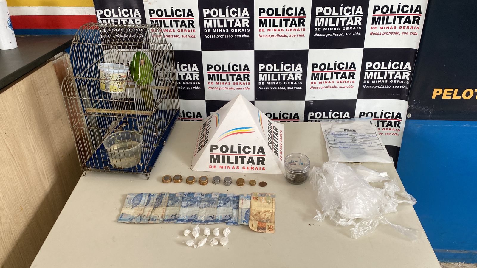 Após operação, PM de Ponte Nova realiza prisão de traficante e de dois foragidos