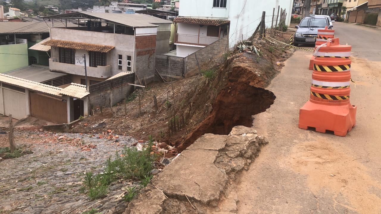 Chuva abre cratera no bairro São José, em Viçosa