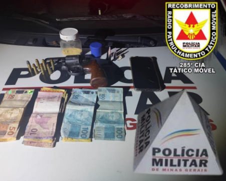 Quatro homens são presos por tráfico de drogas e posse ilegal de arma em Ubá