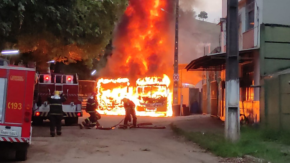 Ônibus são incendiados em Muriaé e autores deixam carta de retaliação no local