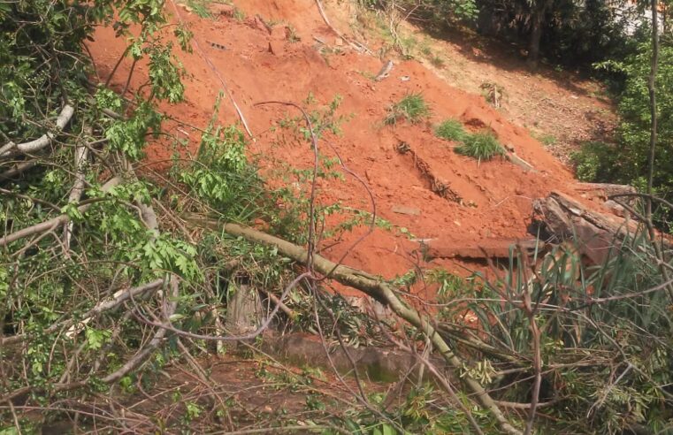 Desmoronamento na rua Paraná atinge casa onde estava um casal de idosos