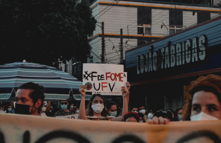 Estudantes da UFV protestam contra o aumento do R.U; nova manifestação acontece hoje