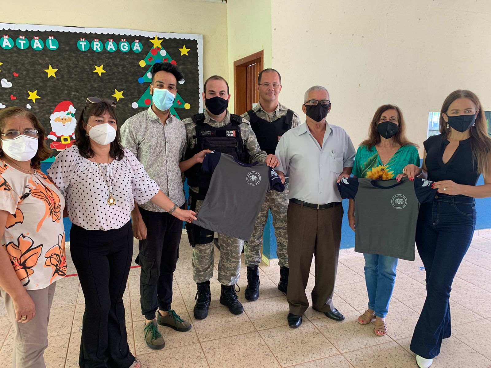 Uniformes produzidos por detentos do Presídio de Viçosa começam a ser distribuídos
