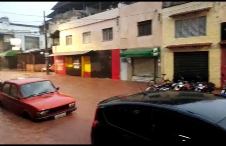 Viçosa: Chuvas causam desmoronamento de muro no João Braz e alagamento no Lourdes