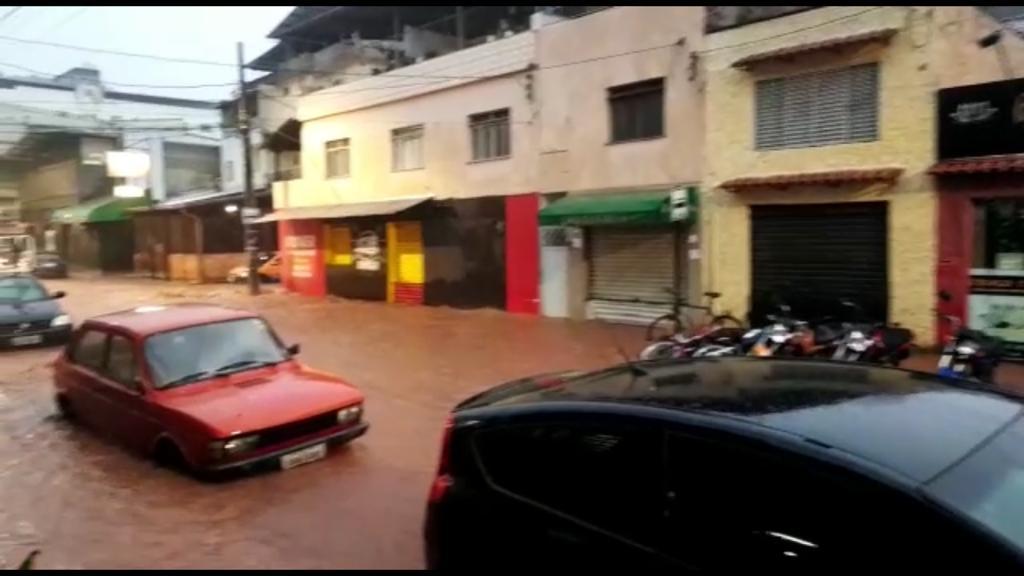 Viçosa: Chuvas causam desmoronamento de muro no João Braz e alagamento no Lourdes