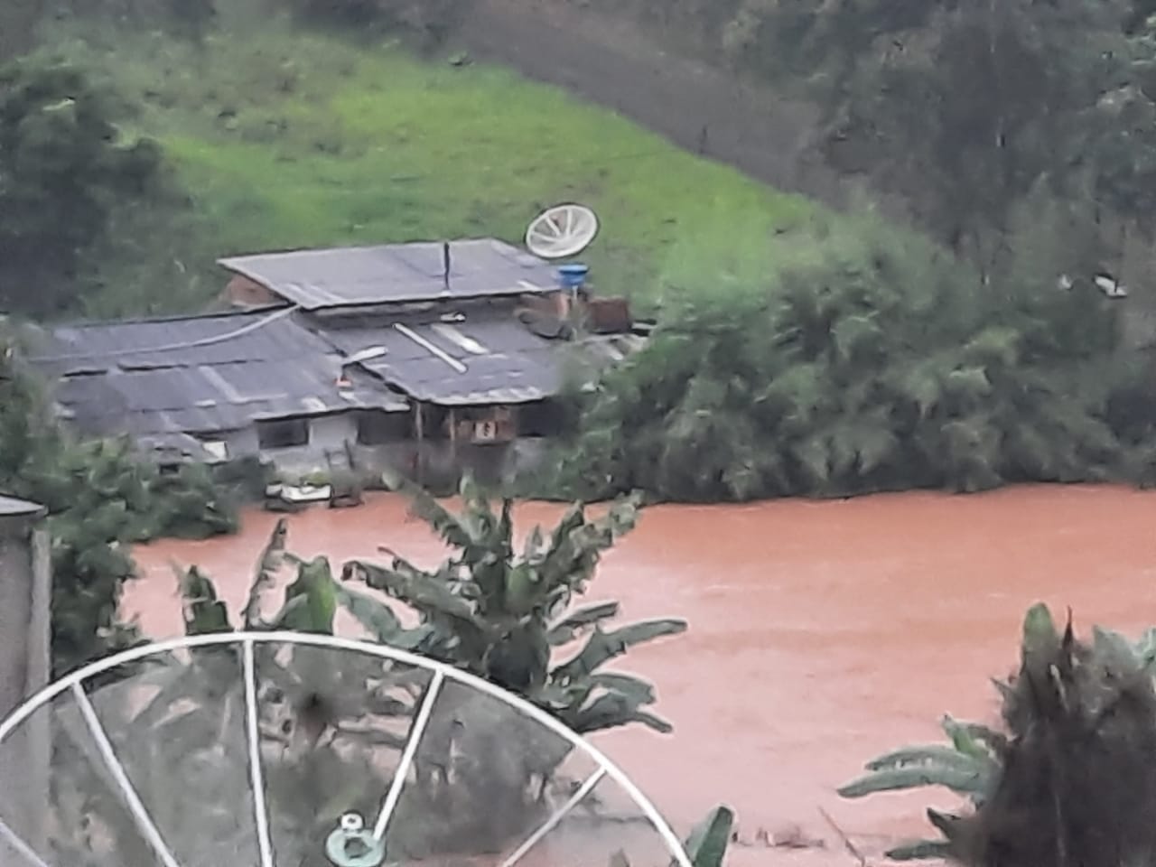 Viçosa: Chuvas da madrugada e manhã de quarta causaram alagamentos e deslizamentos de terra