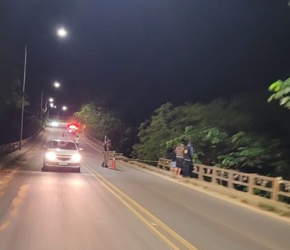 Mulher morre após carro cair do pontilhão de Silvestre em Viçosa