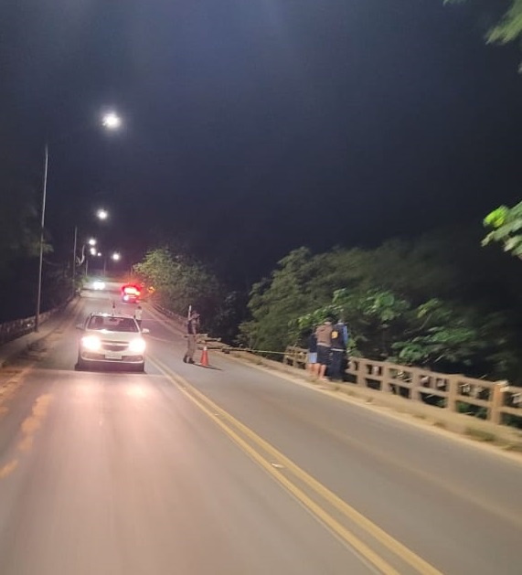 Mulher morre após carro cair do pontilhão de Silvestre em Viçosa