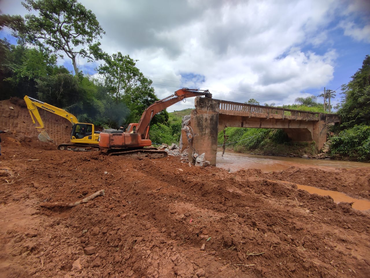 Viçosa: Estrutura da antiga ponte de Silvestre começa a ser demolida