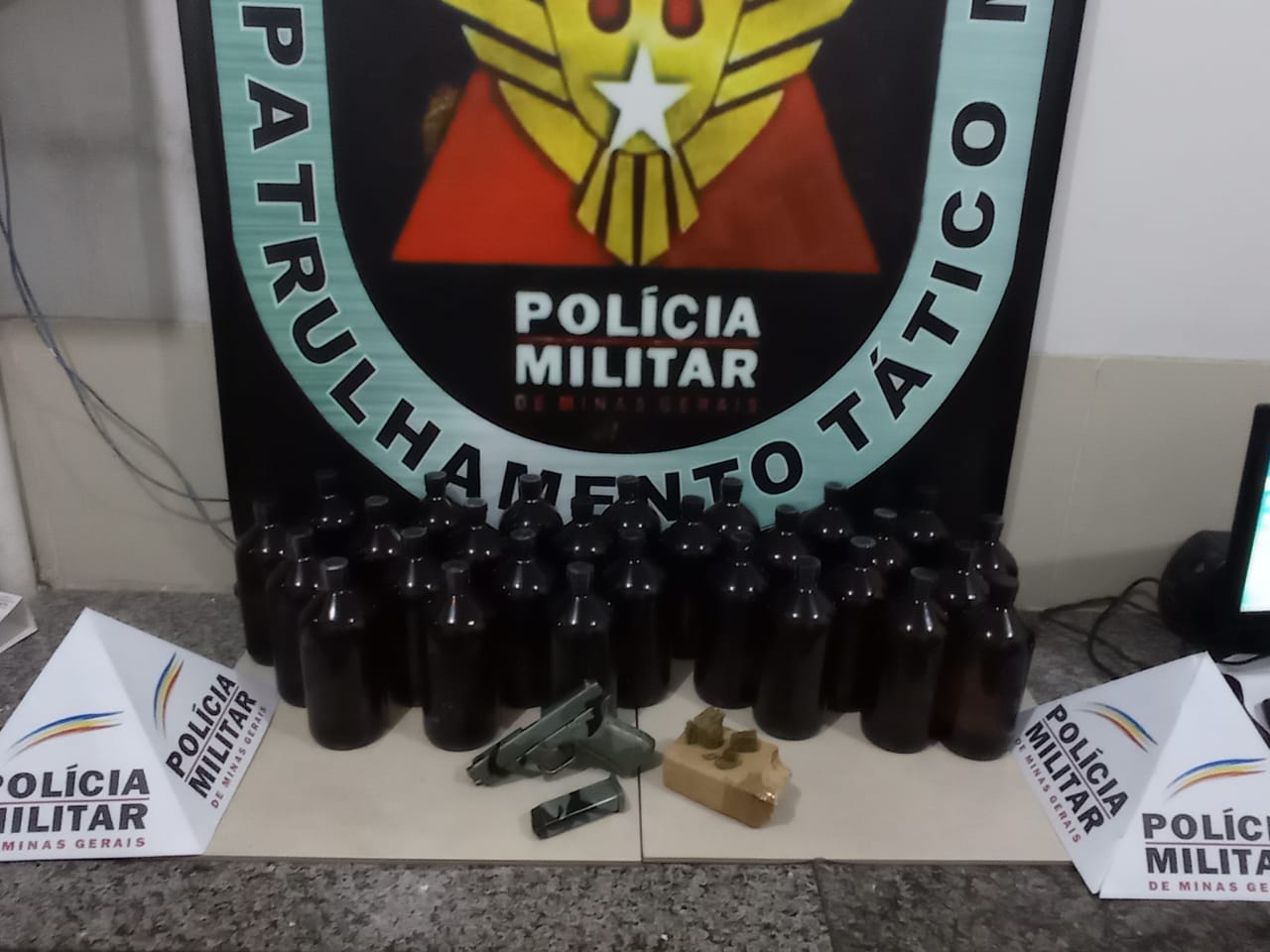 Polícia Militar apreende arma de fogo e drogas no bairro Estrelas, em Viçosa