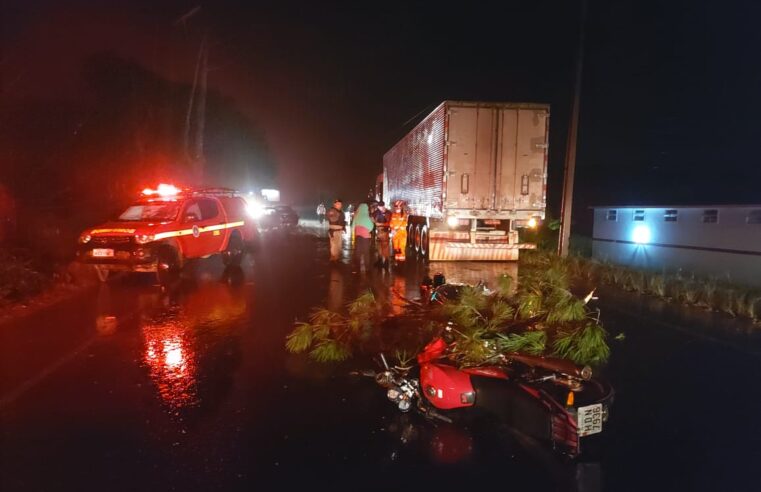 Viçosa: uma pessoa morreu e outra ficou ferida em colisão entre motocicleta e caminhão na BR-120