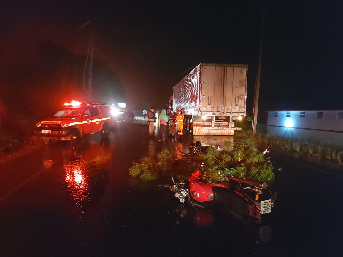 Viçosa: uma pessoa morreu e outra ficou ferida em colisão entre motocicleta e caminhão na BR-120
