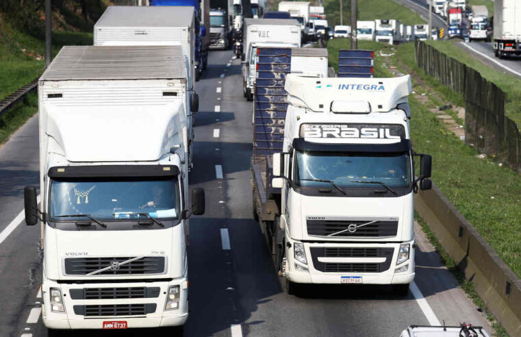 Motoristas de caminhões, ônibus e vans sem exame toxicológico serão multados