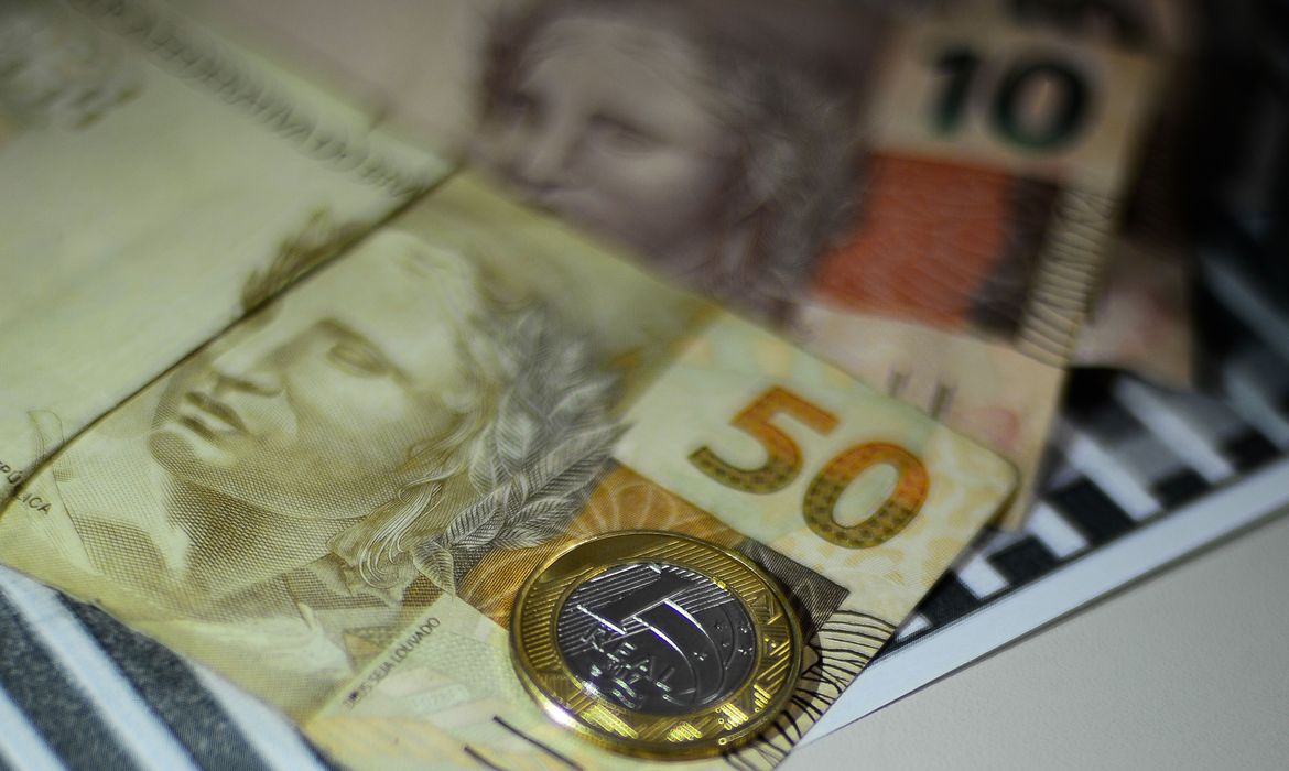 Mulheres ganharam 19,9% menos que homens em 2021, aponta FGV