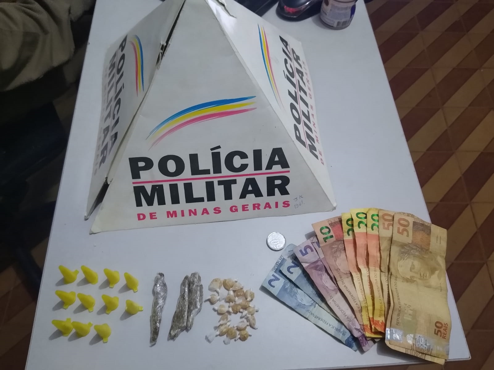 Ubá: Polícia Militar apreende drogas no Beco do Sapo