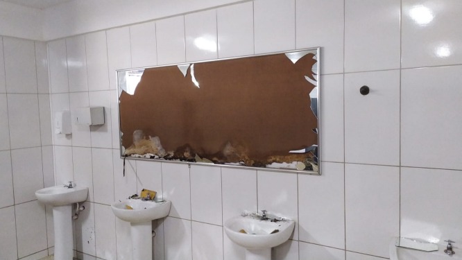 Indivíduos danificam espelhos da rodoviária de Ponte Nova