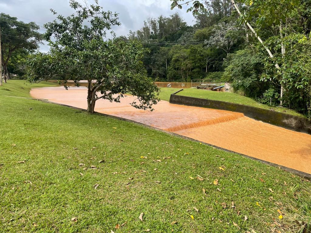 Represa da UFV transborda por conta das chuvas dessa noite