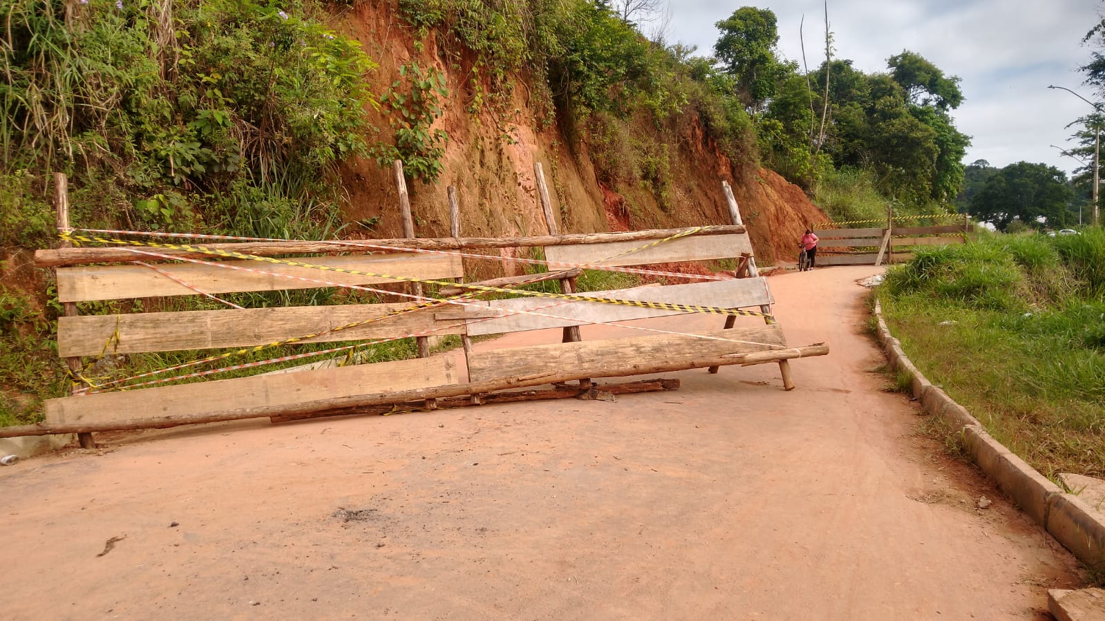 Prefeitura de Viçosa bloqueia trecho da Avenida São João Batista