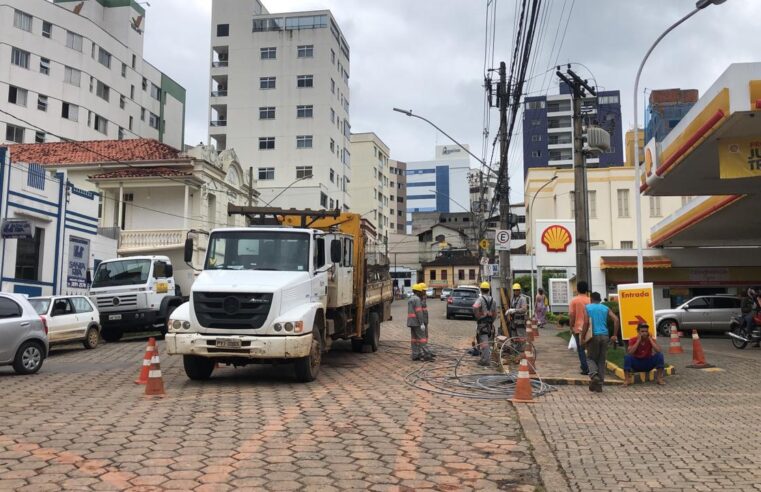 Agentes da Cemig seguem reparando o cabo danificado na noite de terça (14)