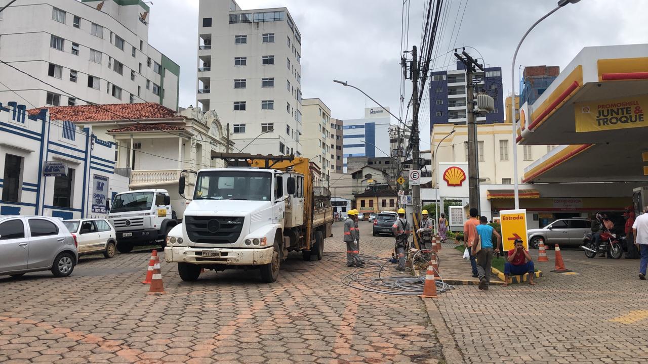 Agentes da Cemig seguem reparando o cabo danificado na noite de terça (14)