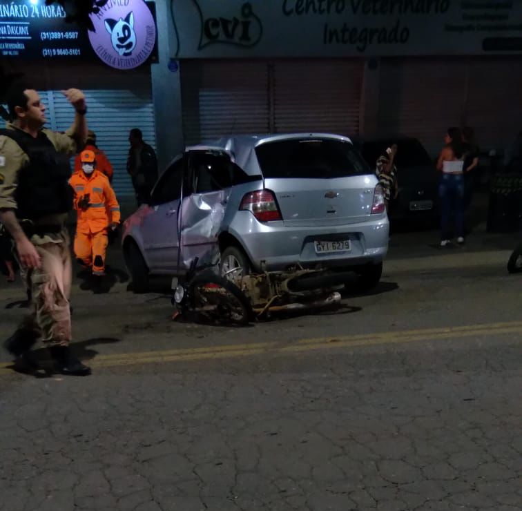 AGORA: motocicleta e carro colidem na Castelo Branco