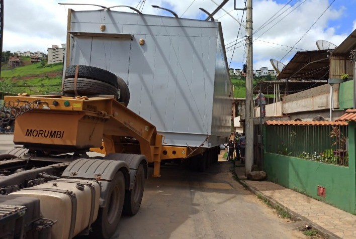 Carreta com subestação da Cemig para Viçosa tem dificuldade para chegar ao destino