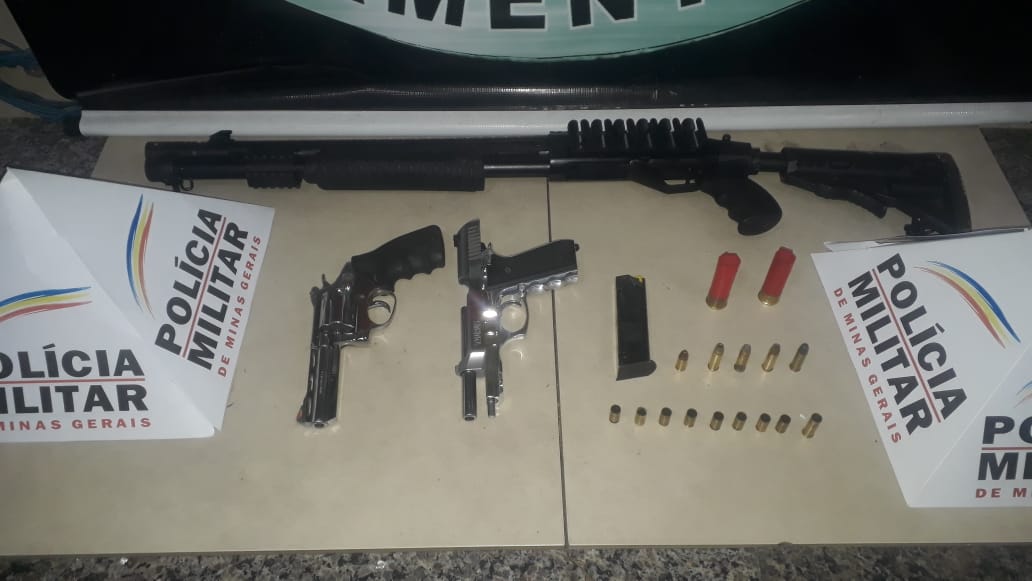 PM de Paula Cândido prende dois homens e apreende armas de fogo