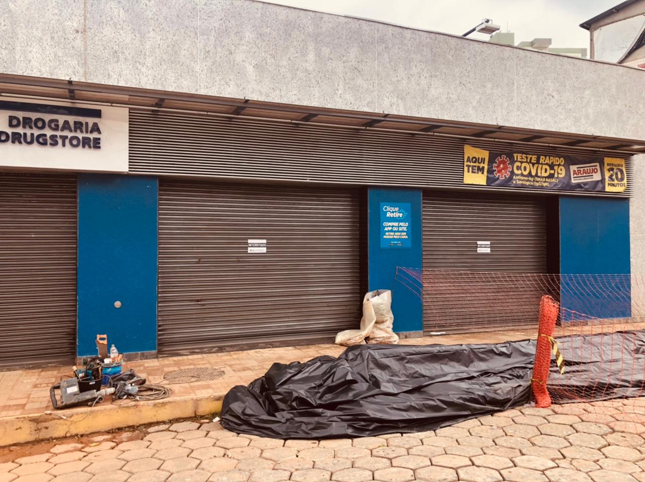 Com risco de desabamento iminente, Drogaria Araújo é oficialmente interditada