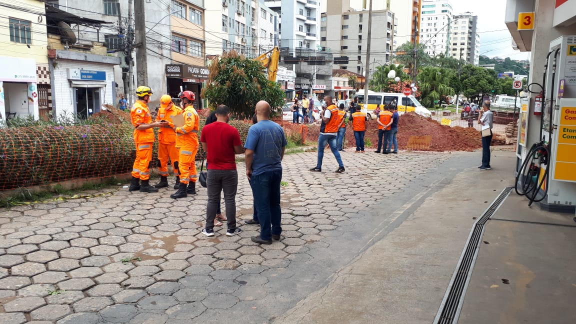 Defesa Civil inicia interdições na Mário Del Giudice; moradores e comerciantes questionam Prefeitura