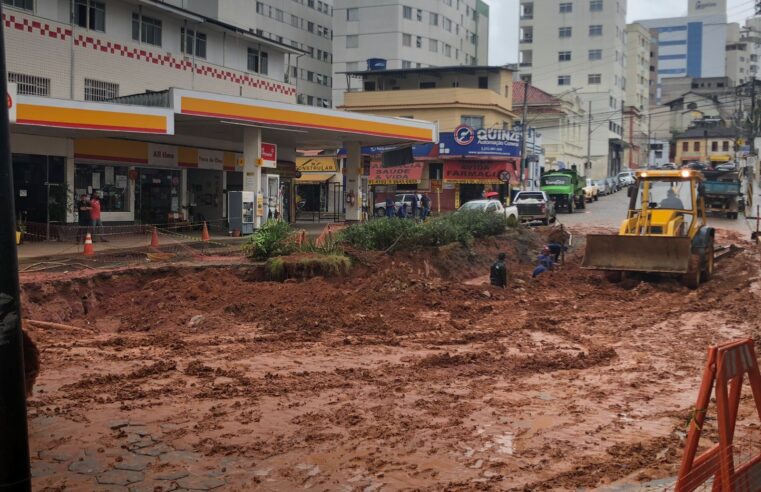 Mesmo debaixo de chuva, obras na Praça Mário Del Giudice continuam