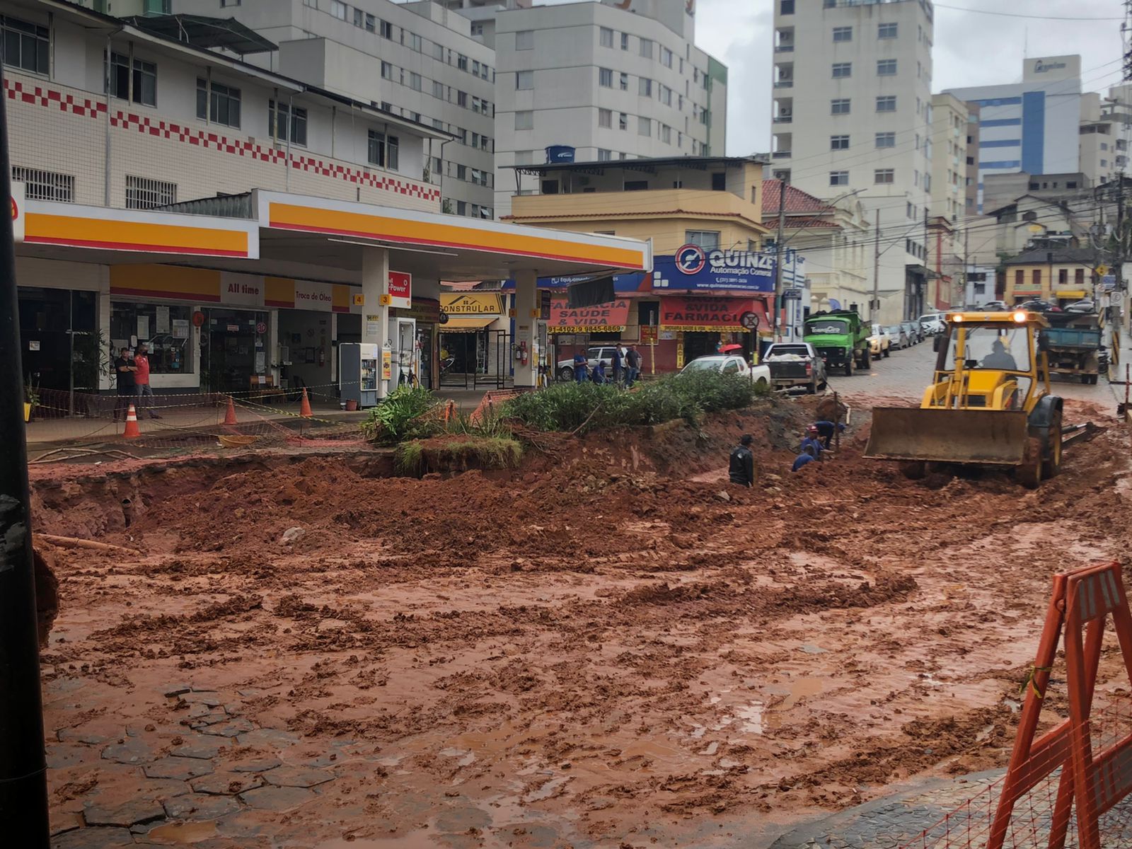 Mesmo debaixo de chuva, obras na Praça Mário Del Giudice continuam