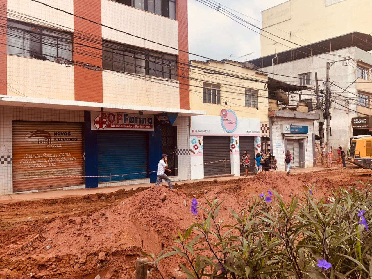 Comércios e imóveis da praça Mário Del Giudice são fechados; empresários são contra o fechamento