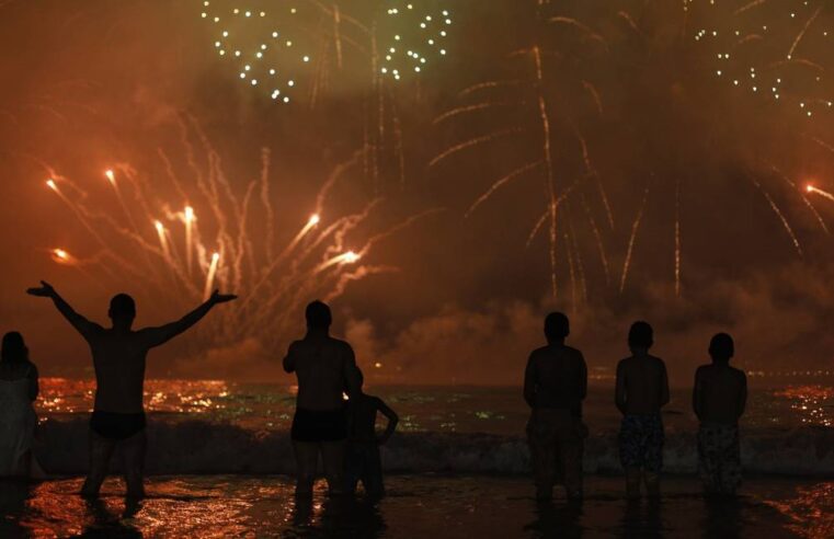 OMS pede que governos limitem eventos com multidões nas festas de fim de ano