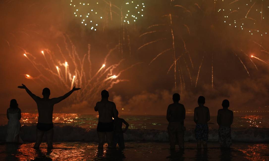 OMS pede que governos limitem eventos com multidões nas festas de fim de ano