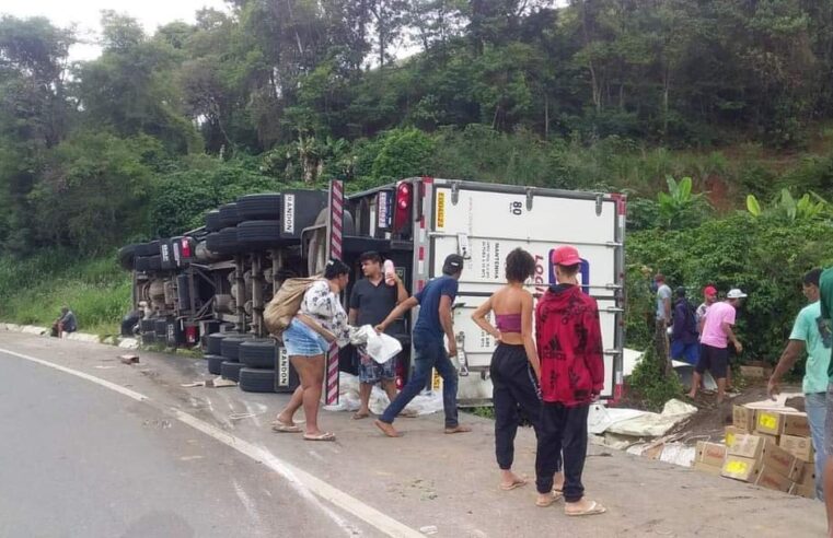 Carreta de cooperativa de Visconde do Rio Branco tomba na BR-116 e carga é saqueada