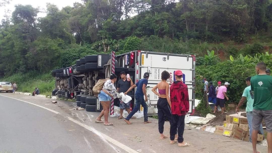 Carreta de cooperativa de Visconde do Rio Branco tomba na BR-116 e carga é saqueada