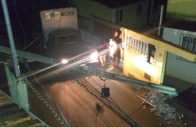 AGORA: Caminhão derruba poste e parte da Violeira fica sem energia elétrica
