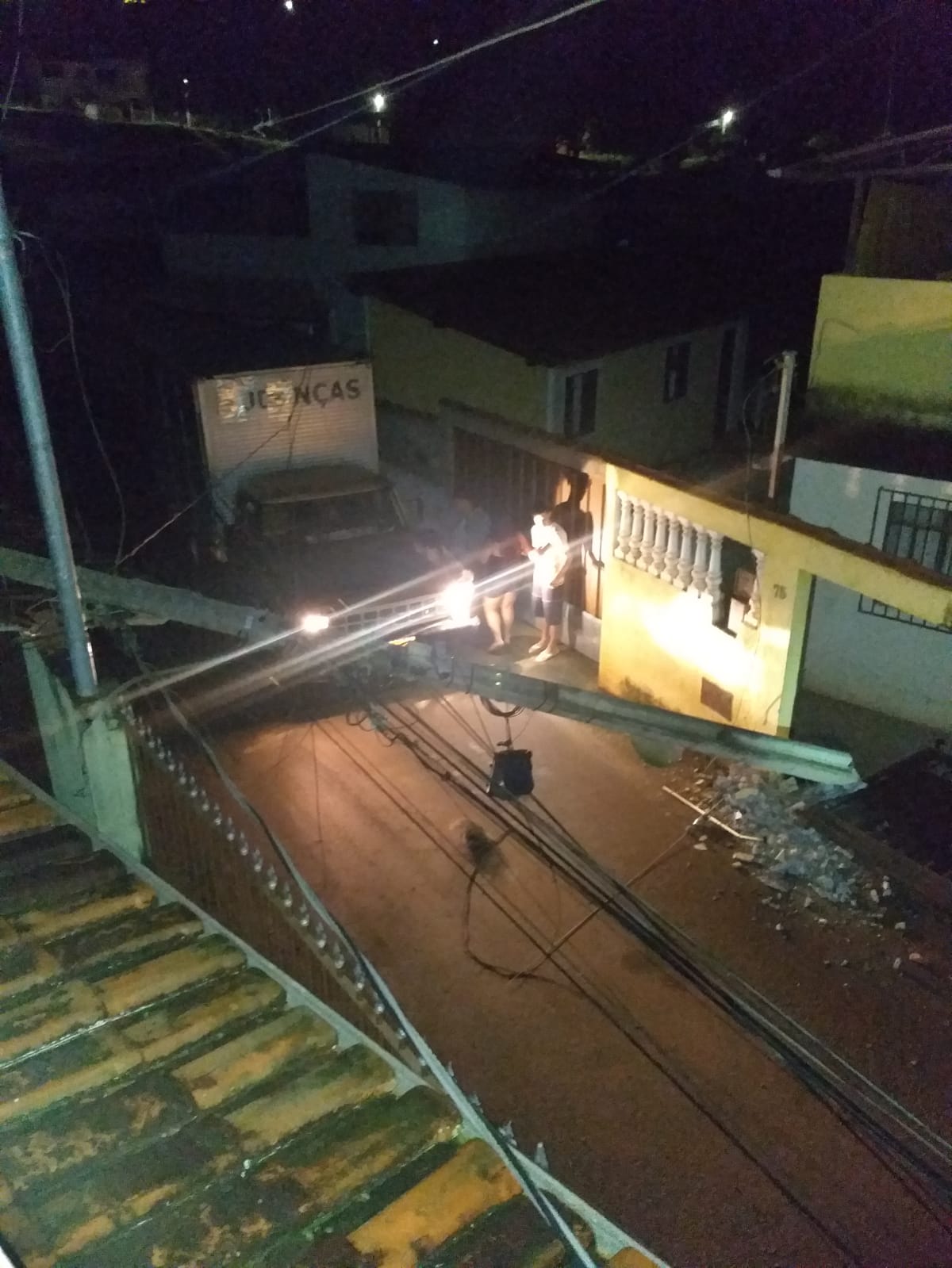 AGORA: Caminhão derruba poste e parte da Violeira fica sem energia elétrica