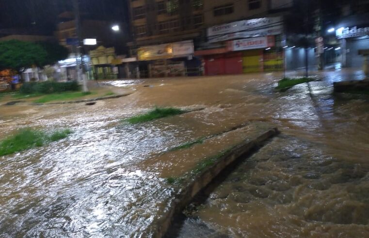 Chuvas da madrugada causaram estragos no centro de Viçosa