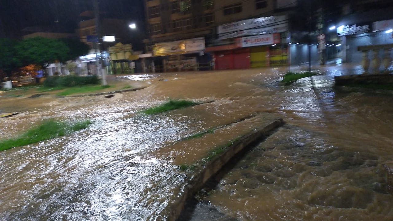 Chuvas da madrugada causaram estragos no centro de Viçosa