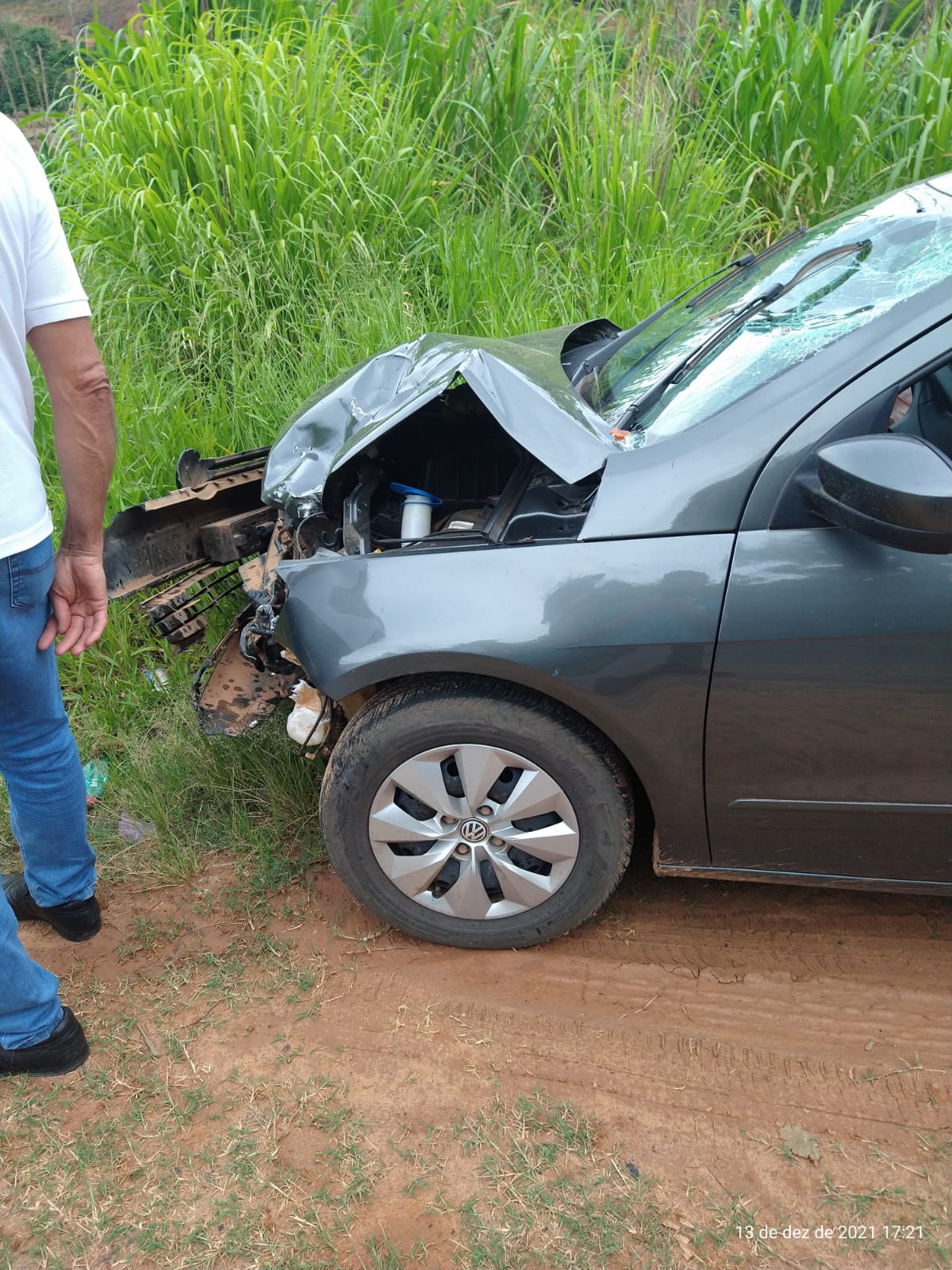 Viçosa: colisão entre moto e carro próximo a usina de reciclagem deixa duas pessoas gravemente feridas