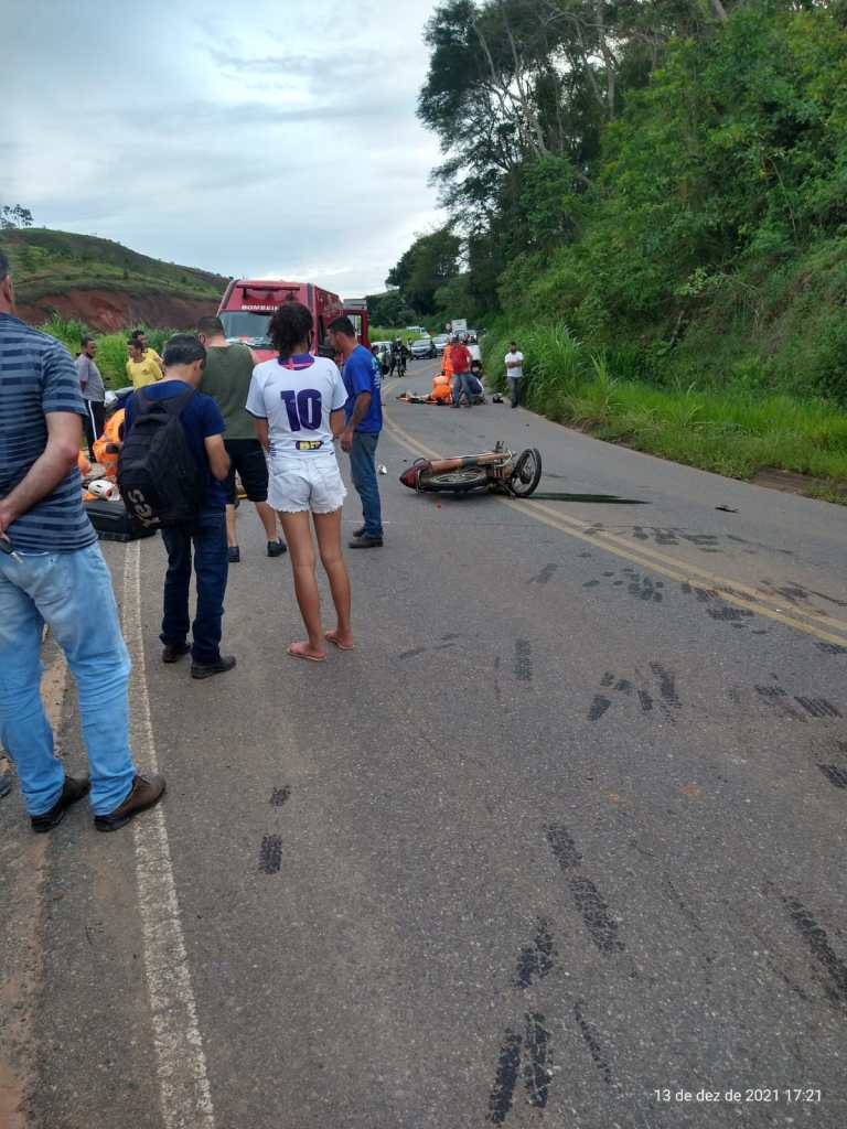 Viçosa: colisão entre moto e carro, próximo a usa de reciclagem, deixa duas pessoas gravemente feridas