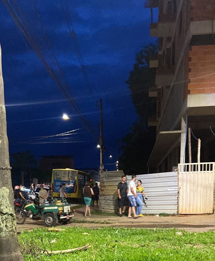 AGORA: Homem executado a tiros dentro de ônibus coletivo em Viçosa