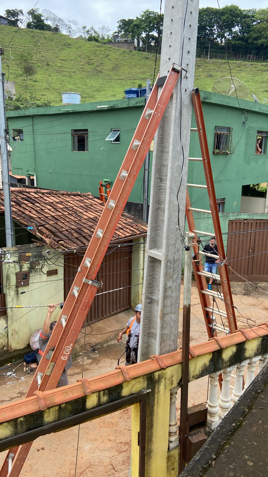 Após queda de poste, energia elétrica retorna na Violeira
