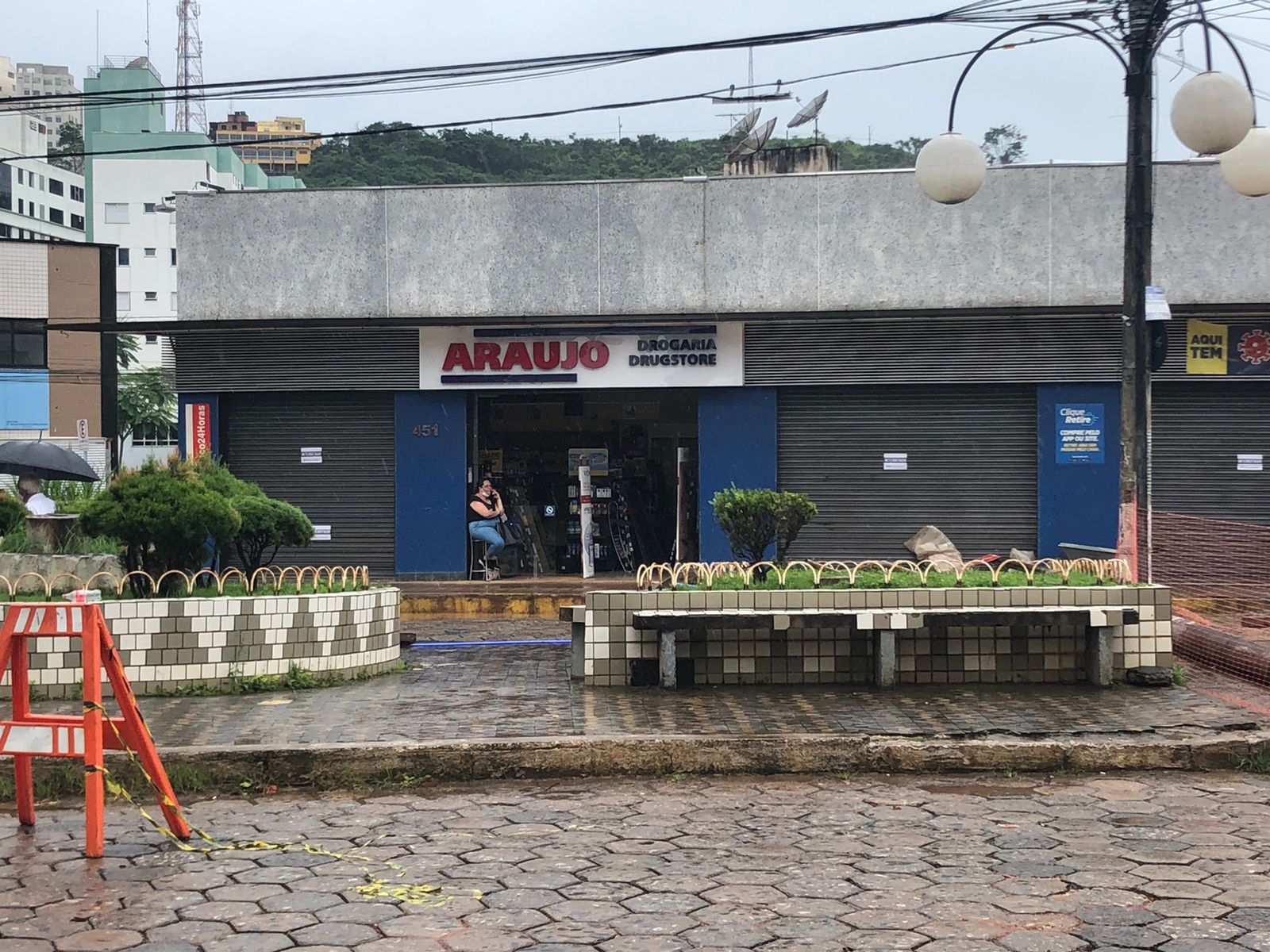 Drogaria Araújo e outros comércios da Mário del Giudice voltam a funcionar