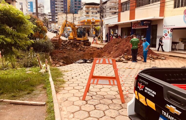 Obra de desobstrução de manilha na Praça Mário Del Giudice não tem previsão de conclusão